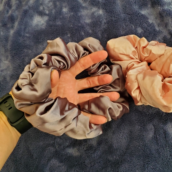 Kitsch Accessories Kitsch Pillow Scrunchies Satin Grey Ballet Pink